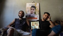 رحلة بحث عن الطعام تنتهي بمقتل شقيق وفقدان آخرين البصر في غزة