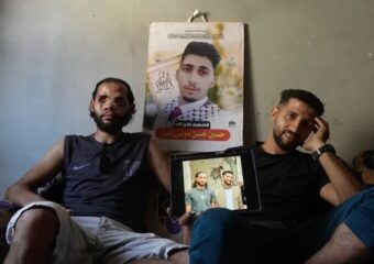 رحلة بحث عن الطعام تنتهي بمقتل شقيق وفقدان آخرين البصر في غزة