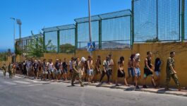 هل تشمل التسوية الجماعية وافدي العبور إلى سبتة المحتلة؟ سفارة إسبانيا بالمغرب تجيب