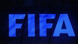 الفيفا يعتذر عن أخطائه ويرفض الاستقالة
