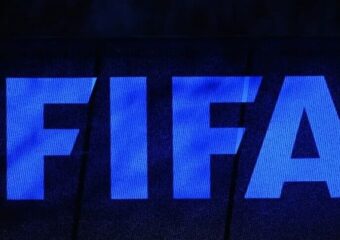 الفيفا يعتذر عن أخطائه ويرفض الاستقالة