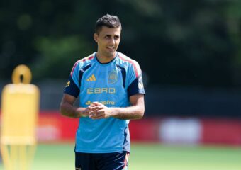 برشلونة يستفسر عن رودري بعد تراجع الريال
