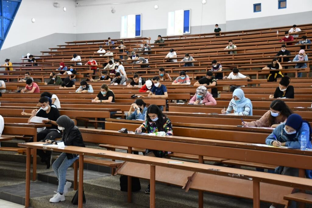رؤساء الجامعات يدافعون عن أداء الموظفين رسوم الدراسة ويرفضون “تسييس الملف”