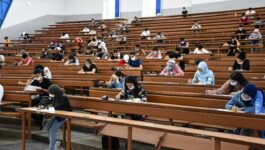 رؤساء الجامعات يدافعون عن أداء الموظفين رسوم الدراسة ويرفضون “تسييس الملف”