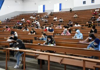 رؤساء الجامعات يدافعون عن أداء الموظفين رسوم الدراسة ويرفضون “تسييس الملف”