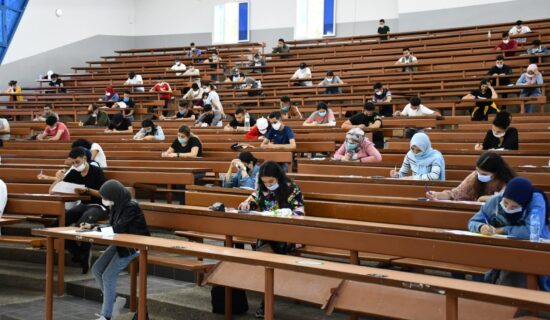 رؤساء الجامعات يدافعون عن أداء الموظفين رسوم الدراسة ويرفضون “تسييس الملف”
