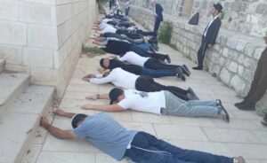 مستوطنون يقتحمون الأقصى واعتقال 33 فلسطينيا