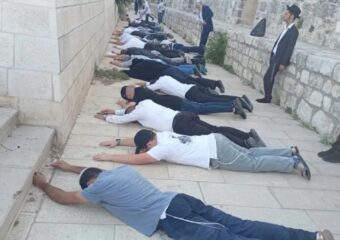 مستوطنون يقتحمون الأقصى واعتقال 33 فلسطينيا