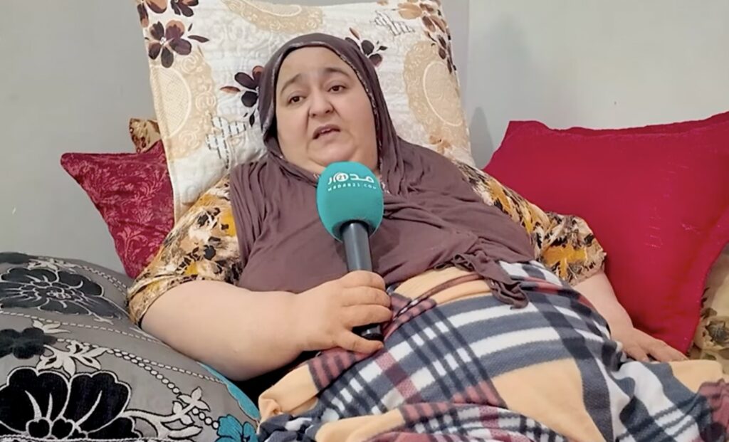 فاطمة.. مغربية أم لطفلين يكبلها المرض ويثقل حياتها وزن 220 كيلوغراما