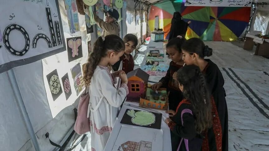 “ألم وأمل”.. أطفال غزة يجسدون ذكريات الحرب في لوحات