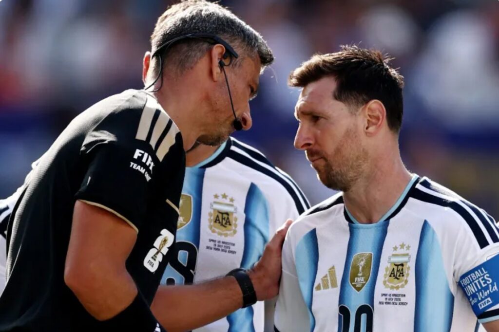 الكشف عن الحوار المثير بين ميسي وحكم نهائي مونديال 2026