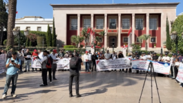 عشرات الطلبة الموظفين والأجراء يحتجون أمام البرلمان رفضاً للرسوم الجامعية