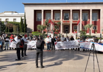 عشرات الطلبة الموظفين والأجراء يحتجون أمام البرلمان رفضاً للرسوم الجامعية