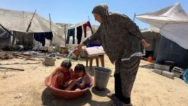 لا كهرباء ولا تبريد.. نازحو غزة يواجهون الصيف بالماء والكرتون