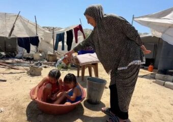 لا كهرباء ولا تبريد.. نازحو غزة يواجهون الصيف بالماء والكرتون