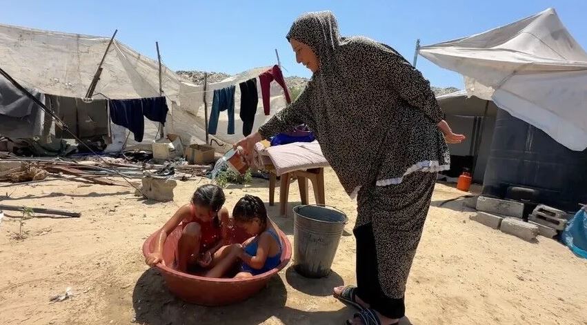 لا كهرباء ولا تبريد.. نازحو غزة يواجهون الصيف بالماء والكرتون