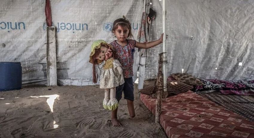جمالات ذات الأعوام الأربعة بتر ساق وطفولة معلقة في خيمة نزوح بغزة