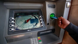 حكم قضائي بتعويض 5000 درهم لزبون مغربي ابتلع الصراف الآلي بطاقته البنكية