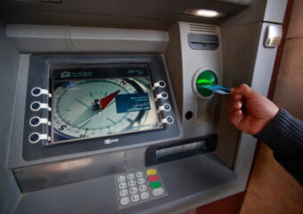حكم قضائي بتعويض 5000 درهم لزبون مغربي ابتلع الصراف الآلي بطاقته البنكية