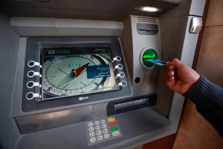 حكم قضائي بتعويض 5000 درهم لزبون مغربي ابتلع الصراف الآلي بطاقته البنكية
