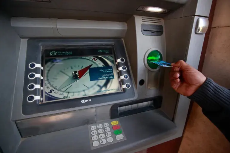 حكم قضائي بتعويض 5000 درهم لزبون مغربي ابتلع الصراف الآلي بطاقته البنكية