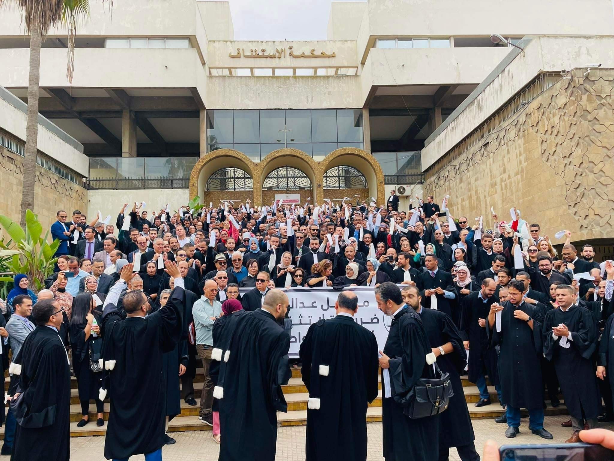 أكبر هيئة محامين بالمغرب تساند مواصلة الإضراب إلى حين إسقاط قانون المحاماة