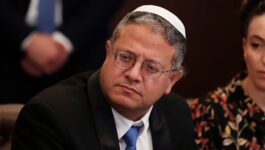 بن غفير يقتحم قسم الأسيرات الفلسطينيات ويصورهن متوعداً بـ”الحد الأدنى من المعاملة”