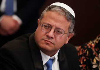 بن غفير يقتحم قسم الأسيرات الفلسطينيات ويصورهن متوعداً بـ”الحد الأدنى من المعاملة”