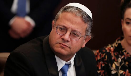 بن غفير يقتحم قسم الأسيرات الفلسطينيات ويصورهن متوعداً بـ”الحد الأدنى من المعاملة”