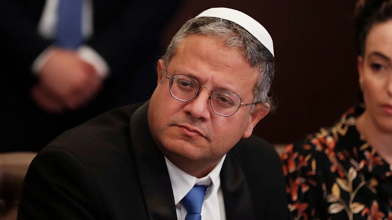 بن غفير يقتحم قسم الأسيرات الفلسطينيات ويصورهن متوعداً بـ"الحد الأدنى من المعاملة"