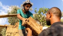 من الخيمة إلى بيت الطين.. فلسطيني يواجه النزوح بطرق الأجداد القديمة