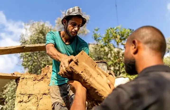 من الخيمة إلى بيت الطين.. فلسطيني يواجه النزوح بطرق الأجداد القديمة