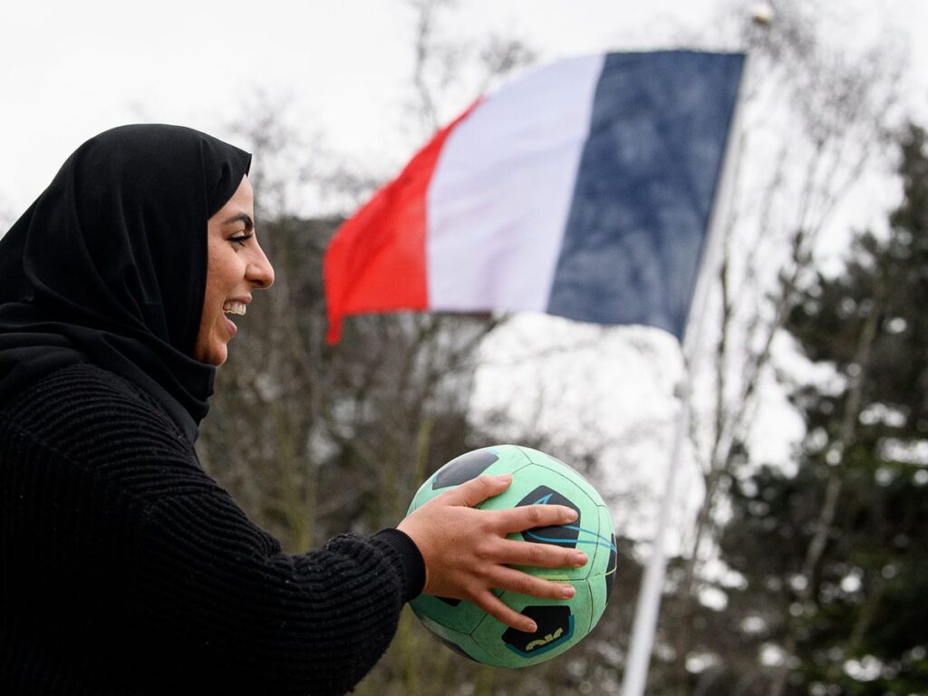 مطالب للحكومة الفرنسية بحماية المحجبات