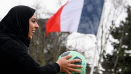 مطالب للحكومة الفرنسية بحماية المحجبات