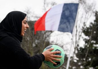 مطالب للحكومة الفرنسية بحماية المحجبات