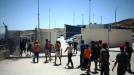 إسبانيا تسرع إجراءات إعادة ودراسة ملفات مهاجري سبتة المحتلة وتعلن حصيلة “المطرودين”