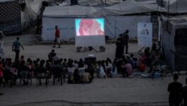 بين الخيام والركام.. “سينما الأجنحة الصغيرة” تعيد الفرح إلى أطفال غزة