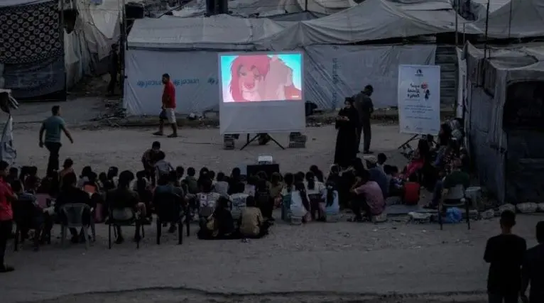 بين الخيام والركام.. “سينما الأجنحة الصغيرة” تعيد الفرح إلى أطفال غزة