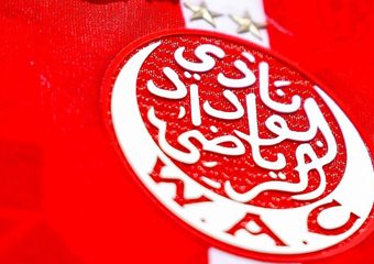إدارة الوداد تطالب آيت منا بتسوية النزاعات المالية وتهدد بسلوك القضاء