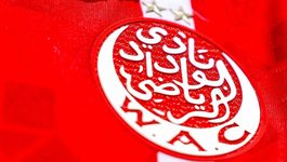 إدارة الوداد تطالب آيت منا بتسوية النزاعات المالية وتهدد بسلوك القضاء