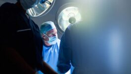 “أنف باربي”.. كيف تدفع منصات التواصل والفلاتر الأطفال إلى الجراحة التجميلية؟
