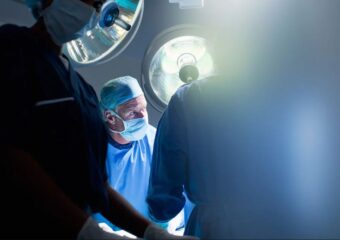“أنف باربي”.. كيف تدفع منصات التواصل والفلاتر الأطفال إلى الجراحة التجميلية؟