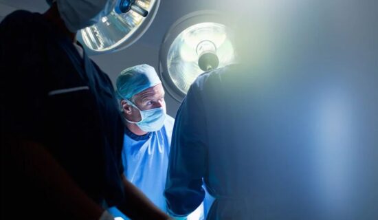 “أنف باربي”.. كيف تدفع منصات التواصل والفلاتر الأطفال إلى الجراحة التجميلية؟