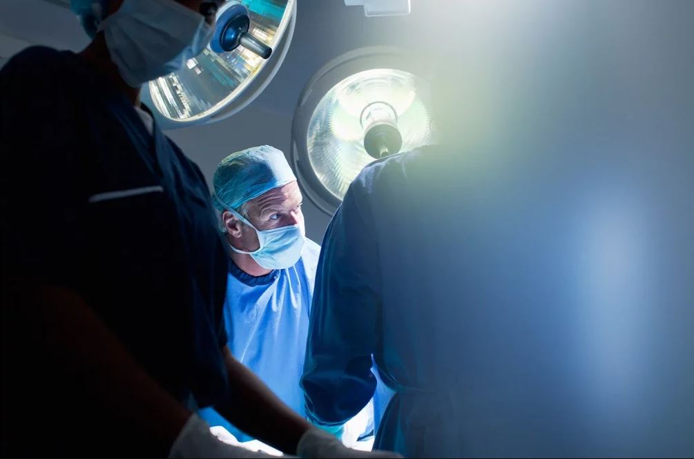 “أنف باربي”.. كيف تدفع منصات التواصل والفلاتر الأطفال إلى الجراحة التجميلية؟