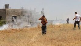 الخبز والدواء عبر حاوية نفايات.. تفاصيل حصار 3 عائلات فلسطينية بقصرة