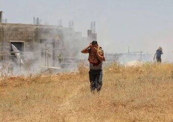 الخبز والدواء عبر حاوية نفايات.. تفاصيل حصار 3 عائلات فلسطينية بقصرة