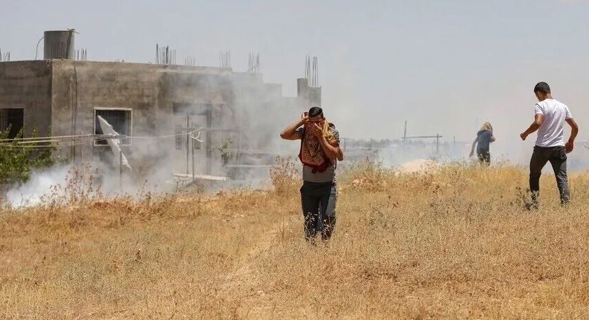 الخبز والدواء عبر حاوية نفايات.. تفاصيل حصار 3 عائلات فلسطينية بقصرة