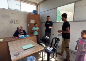 بين الخيام والركام.. أطفال غزة يفتحون دفاترهم في وجه سنوات الحرب