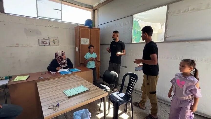 بين الخيام والركام.. أطفال غزة يفتحون دفاترهم في وجه سنوات الحرب