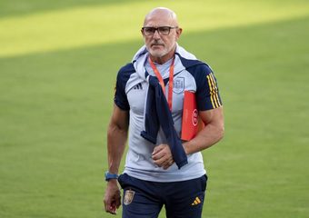 دي لا فوينتي يمدد عقده مع المنتخب الإسباني حتى 2032